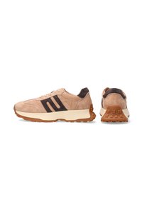 Zamszowe i tekstylne sneakersy w jasnym beżu i brązie, z trzema czarnymi paskami, gumową podeszwą oraz teksturowanymi detalami na pięcie.