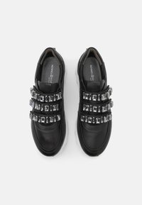 Svarta lädersneakers med tre rader av klara strassdekorationer, med en vit gummisula och stoppad krage för komfort.