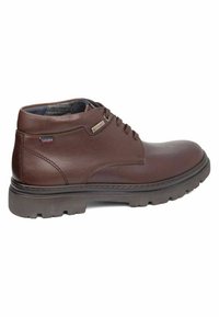 Botín de cuero marrón a la altura del tobillo con diseño de cordones, superficie texturizada y suela resistente. Presenta un acento de logo y un collar acolchado para mayor comodidad.