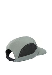 Gorra gris con visera curvada, con un panel de malla negra en el lateral y una correa ajustable negra en la parte posterior. Fabricada en un tejido ligero.