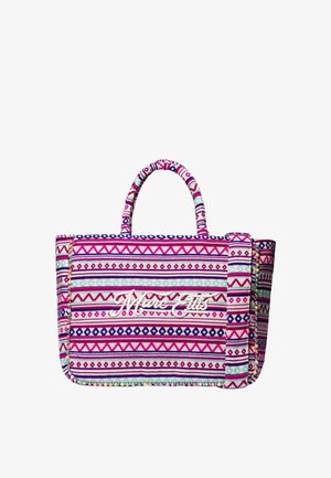 Sac fourre-tout rayé coloré avec des motifs géométriques roses, bleus et turquoises, deux poignées, et "Marc Ellis" brodé sur le devant.