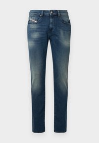 Dunkelblaue Jeans aus Denim mit verwaschenem Look, geradem Bein und leicht abgenutztem Knie. Verfügt �über Vordertaschen und einen Metallknopfverschluss.