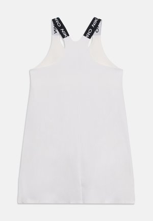 Vestido blanco sin mangas con tirantes negros de la marca Nike Pro, mostrado plano sobre un fondo blanco.