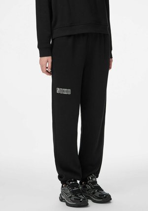 - Spodnie treningowe