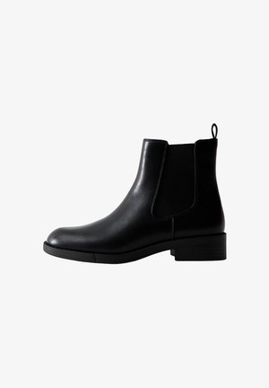 Zwarte leren enkellaars met een ronde neus, elastische zijkanten en een aantrektab. Plat zool met een subtiele textuurafwerking.