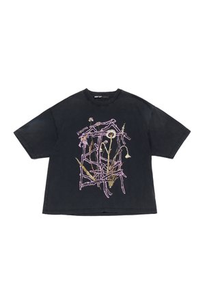 Zwarte oversized t-shirt met een grafische print van bloemen en takken in rozen- en gele tinten. Korte mouwen, ronde halslijn en een ontspannen pasvorm.