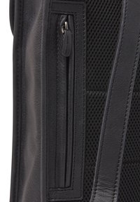 Bolso de cuero negro con un panel de malla texturizado y un bolsillo con cremallera. Superficie suave con costuras decorativas y un diseño elegante.
