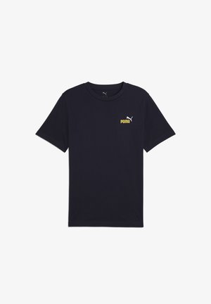 Camiseta de algodón azul marino de manga corta, con un logo blanco de Puma y un nombre de marca amarillo en el lado izquierdo del pecho. Cuello clásico redondo.