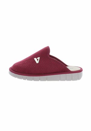 Zapatilla roja cerrada tipo slip-on con suela de goma blanca y pequeño logo blanco en la parte superior.