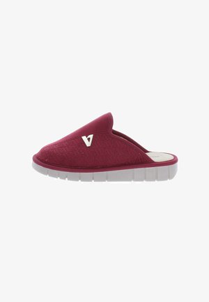Zapatilla roja cerrada tipo slip-on con suela de goma blanca y pequeño logo blanco en la parte superior.