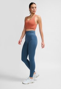 Hummel - Stanik sportowy z średnim wsparciem