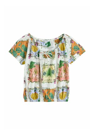 Lühikeste varrukatega naiste pluus tuhksvalge taustaga, värviliste botaaniliste ja geomeetriliste mustritega ning väikese esikaeluse lipsuga.