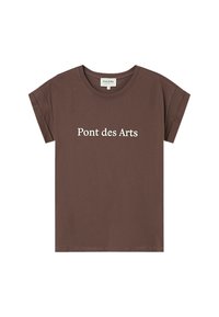 T-shirt en coton marron avec des manches courtes retournées et un col rond. Présente le texte "Pont des Arts" imprimé en contraste blanc.