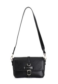 Svart fusk läder axelväska med lock, en axelrem, metalldetaljer, spännrem och logobroderi på framsidan.