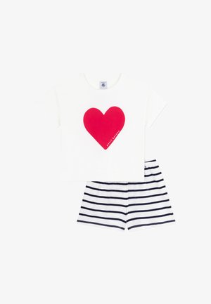 Camiseta branca de manga curta com um grande graphic de coração vermelho e texto "petit bateau", combinada com calções às riscas em azul-marinho e branco.
