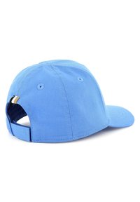 Casquette de baseball en coton bleu clair avec une visière incurvée, une sangle ajustable et des détails de couture. Présente un petit onglet accent noir et blanc.