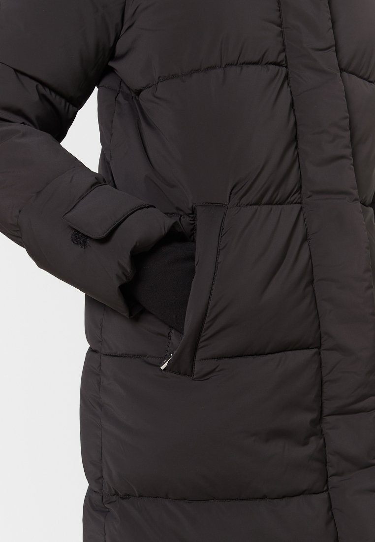 Schwarze Daunenjacke mit gestepptem Design, hohem Kragen und einer Seitentasche. Der Stoff wirkt glatt mit matter Oberfläche. Enthält Klettverschluss zum Verstellen der Ärmel.