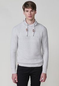 Lichtgrijze hoodie met een textuur gebreide patroon, voorzien van contrasterende trekkoorden met houtachtige accenten en een aansluitende pasvorm.