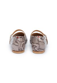 Brązowe buty w wzór wężowej skóry z paskiem wokół kostki i boczną sprzączką. Płaska podeszwa o naturalnym, teksturowanym wykończeniu.