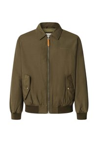 Chaqueta bomber verde oliva hecha de tela suave, con cremallera frontal, cuello puntiagudo, dos bolsillos laterales y puños y dobladillo acanalados.