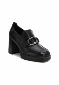 Scarpa nera in pelle con tacco a blocco e punta arrotondata, dotata di una fibbia metallica decorativa. Presenta una texture liscia e un tacco largo e stabile.