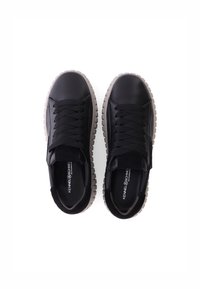 Zwarte leren sneakers met een gestructureerd oppervlak, met een ronde neus, dikke beige zool en bijpassende veters. Logo zichtbaar op de binnenzool.