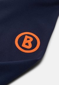 Marinefarvet stof med et orange cirkulært logo, hvor et stiliseret bogstav "B" er tydeligt vist. Teksturen er glat og vævet.