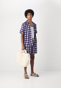 Heathe PRINTED SHIRT SET - Kratke hlače - purple