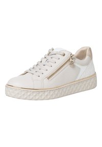 Baskets blanches en cuir et mesh, avec une fermeture éclair sur le côté, des panneaux texturés et une semelle à motif géométrique avec des accents dorés.