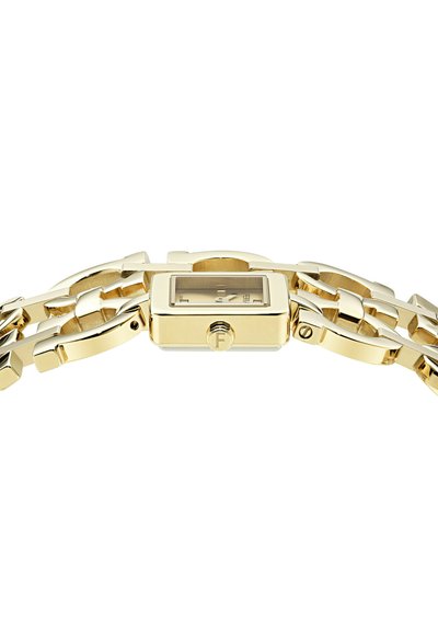 Reloj de pulsera dorado con esfera cuadrada y brazalete enlazado, mostrando la corona grabada con la letra "F" sobre un fondo blanco.