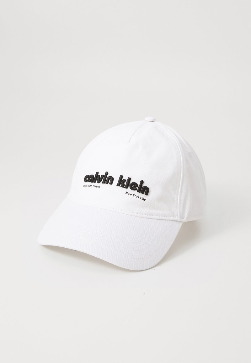 Fehér pamut baseball sapka fekete hímzett szöveggel: "calvin klein West 39th Street New York City", ívelt karimával és állítható hátsó résszel.