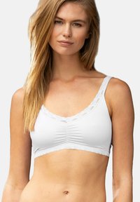 Weißer Bralette mit Spitzenbesatz entlang des Ausschnitts und Saums, mit einer gerafften Mitte für Form, aus einem weichen, dehnbaren Material gefertigt.