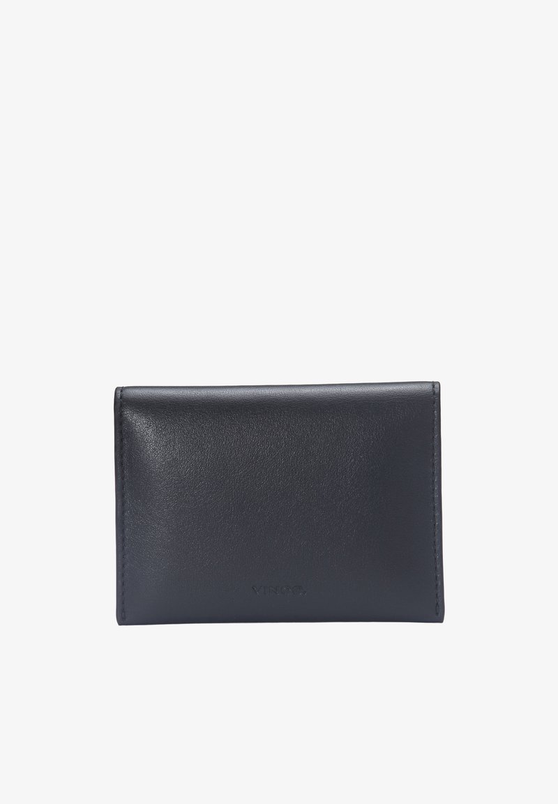 Portefeuille en cuir noir avec une texture lisse, forme rectangulaire, détails de couture en haut et logo embossé à l'avant. Pas d'éléments métalliques.
