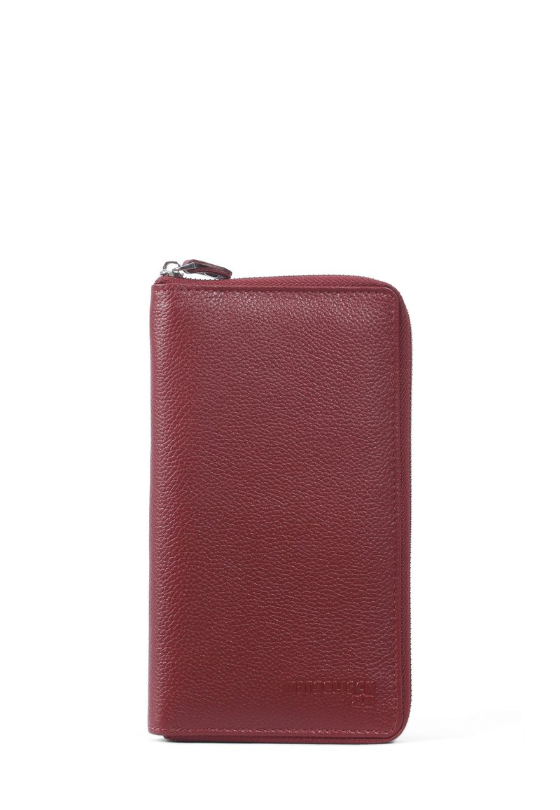 Burgundy läderplånbok med en strukturerad yta, dragkedjestängning och präglad logotyp på framsidan. Rektangulär form med rena linjer.