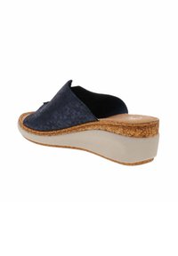 Infradito in suede blu navy con soletta in sughero e zeppa chiara. Presenta una tomaia liscia con un delicato motivo testurizzato.