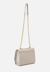 Borsa in pelle beige con tracolla a catena dorata, forma rigida, pattina superiore testurizzata, dettagli in rilievo e corpo liscio.