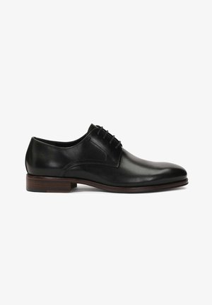 Schwarze Lederdressschuhe mit spitzer Zehenform, sechs Ösen für die Schnürsenkel und einem braunen Holzabsatz. Glatte Textur und minimale Designdetails.