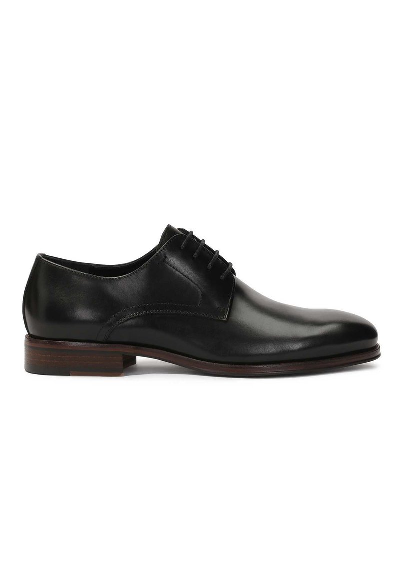 Pantofii din piele neagră, cu vârful ascuțit, șase gauri pentru sireturi și toc din lemn brun. Textură netedă și detalii de design minime.