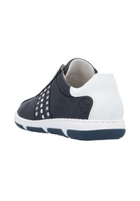 Chaussure en cuir marine avec des accents blancs, design perforé et semelle texturée. Présente une forme arrondie et un détail de couture sur la couture.