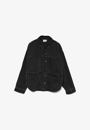 Veste en denim noir avec fermeture boutonnée à l'avant, col pointu, deux poches avant et coupe décontractée avec des détails de couture visibles.