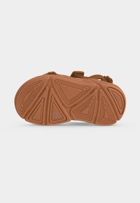 Καφέ σόλα σανδαλιού με τριγωνικά σχέδια πέλματος και μέγεθος 22 σημειωμένο, σε απλό λευκό φόντο.