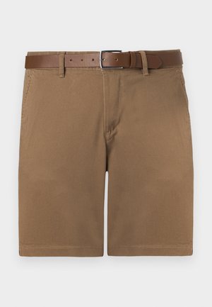 Shorts en coton marron avec une surface texturée, dotés d'une ceinture en cuir marron avec une boucle en argent et d'une coupe droite classique.