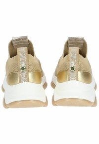 Beige Strick-Sneaker mit goldenen Akzenten, ausgestattet mit einer hinteren Zuglasche und weißen Gummisohlen. Mit strukturiertem Design und glatter Oberfläche an der Ferse.