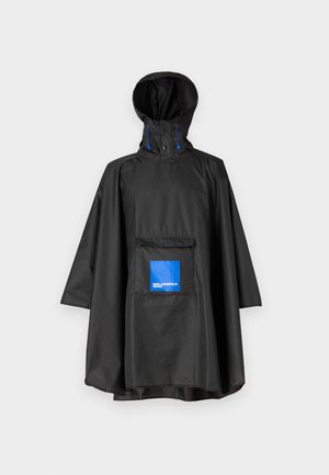 Musta vedenpitävä poncho hupulla, jossa on etutasku ja sininen logo. Sileä pinta ja löysä, ylisuuri muotoilu.