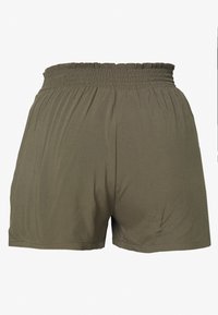 Šortky olivové zelené barvy s elastickým pasem vyrobené z měkké tkaniny. Mají na pase nařasené detaily a hladkou texturu, s volným střihem.