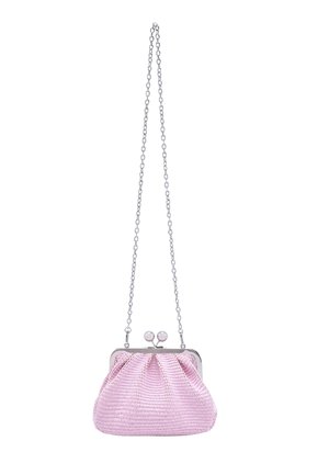 Kleine rosa gewebte Handtasche mit silbernem Rahmen, Perlenverschluss und langem silbernem Kettenriemen vor weißem Hintergrund hängend.
