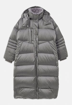 Grauer Puffer-Mantel mit hohem Kragen, durchgehendem Frontteil, Druckknopf- und Reißverschlusssystem sowie großen Seitentaschen. Verfügt über ein weiches, strukturiertes Futter.