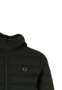 Giacca imbottita nera con cappuccio, con logo dorato sul petto. Il materiale appare liscio con una texture trapuntata e cerniera frontale.