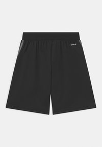 Pantalones cortos deportivos negros con cintura elástica ancha y bolsillos laterales de malla, que presentan un pequeño texto blanco "AEROREADY" en el lado derecho frontal.