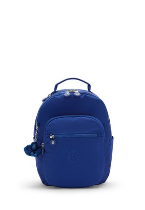 Sac à dos compact bleu vif avec poche avant, poignée supérieure, fermeture à double zip et porte-clés en peluche attaché.